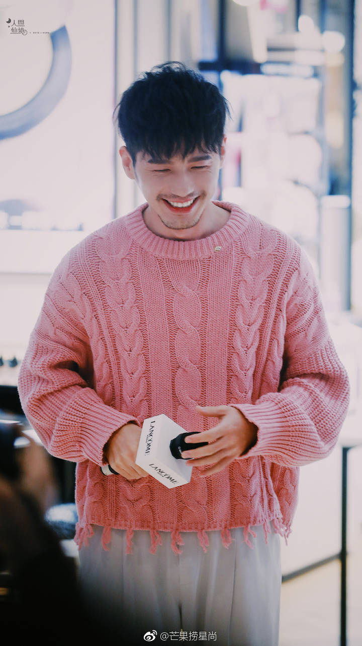 白宇饭拍生图:粉色毛衣搭配洛桑胡,网友:甜心糙汉