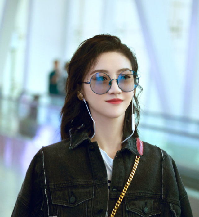 景甜这眼镜是祖传的吧?戴上还得加跟铁丝固定住,真勤俭持家!