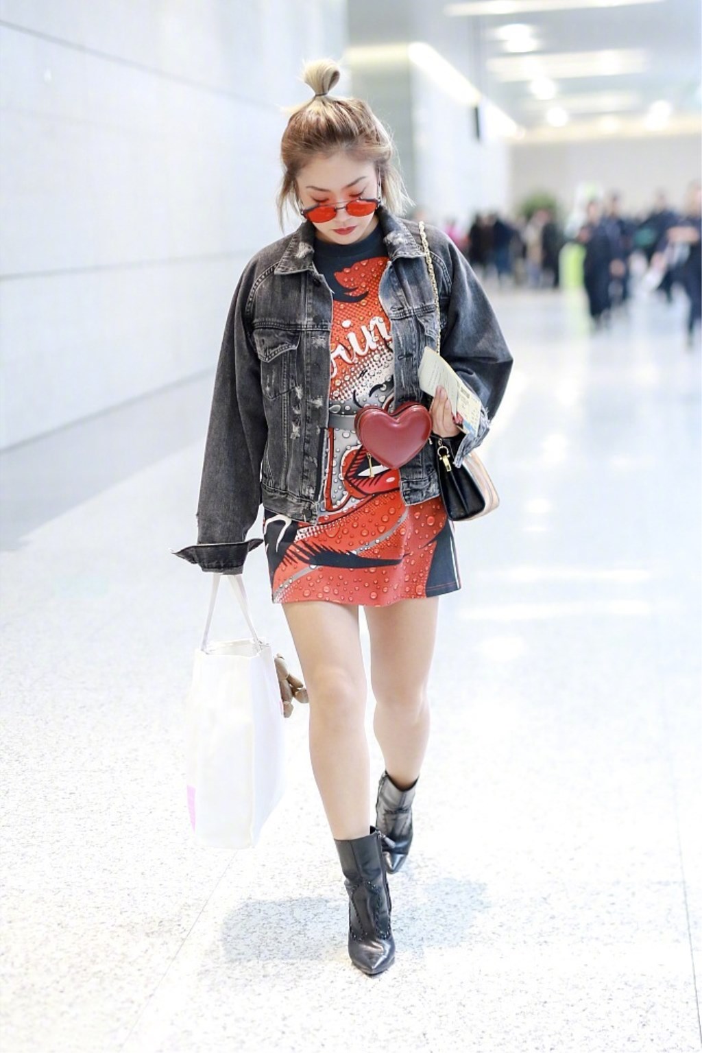 王菊现身机场,终于不穿短裤,化身rock girl,网友:不错哦!