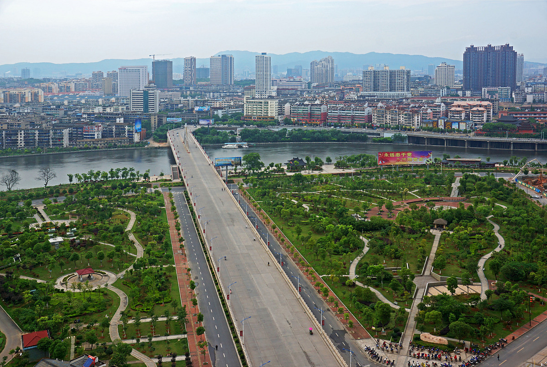 镜头里的春天#  在湖南省岳阳市的平江县,有一座庄重而神圣的建筑那 