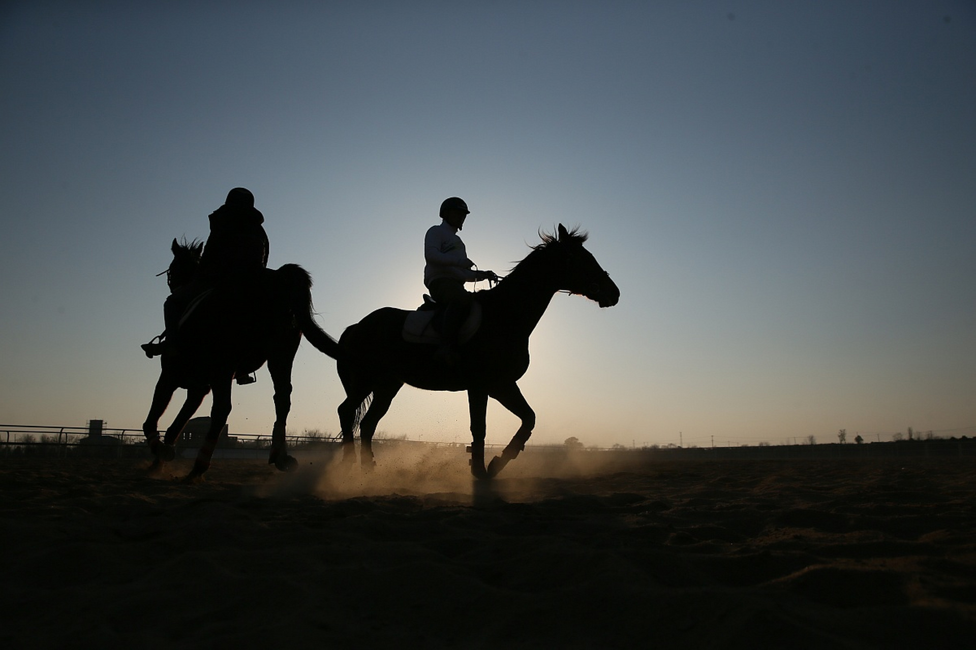 这座城,或许是繁华的都市,或许是宁静的小镇,或许是充满回忆的故土