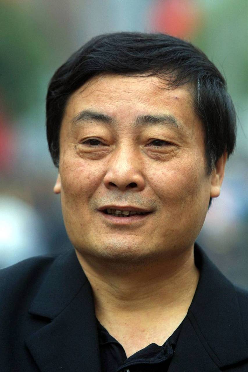 宗庆后生于宿迁,家境优越,但上山下乡后成为普通工人,后承包校办企业