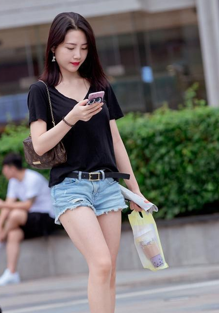 杭州街拍:微胖美女穿包臀裙,秀出迷人的身材曲线,女人味十足!