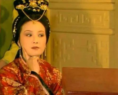 王夫人阻止凤姐裁人"怕委屈了姑娘们,而她却撵走了那么多