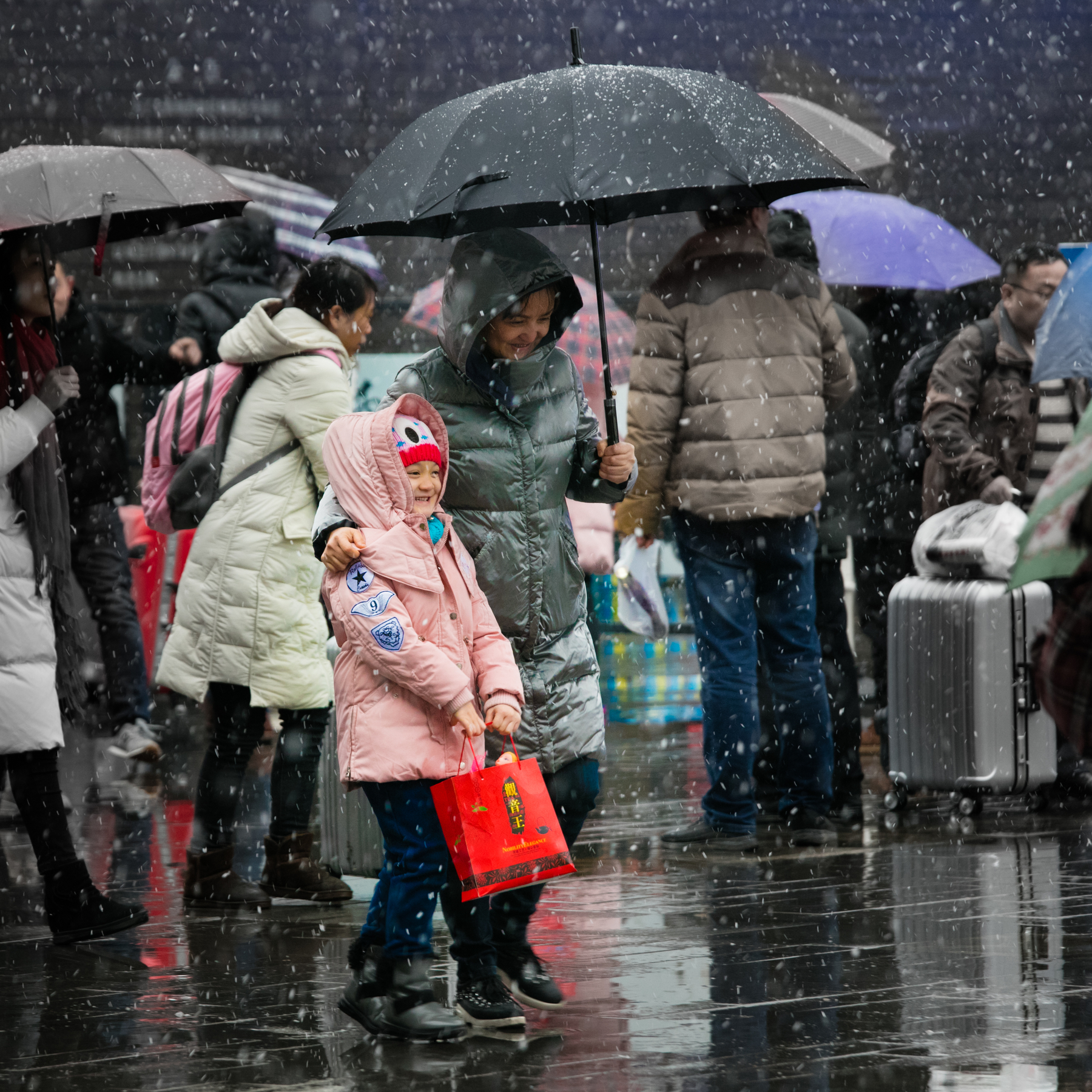 临近春节,突如其来的一场大雪,仍难掩盖住人们回家过年的喜悦心情.