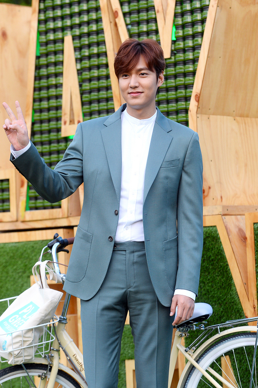 8月6日,已经许久未见的韩国知名男星李敏镐,突然冲上了热搜.