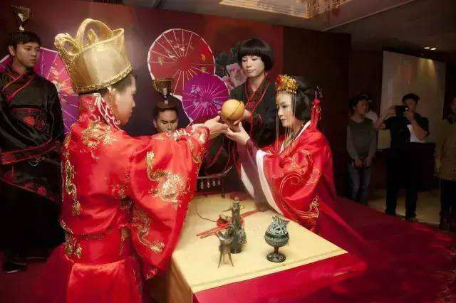 在古代又称为"合卺(jǐn)酒 ","合欢酒","交臂酒".