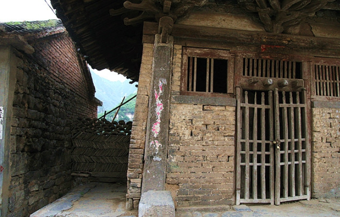 歇山顶就是歇山式屋顶,这种样式宋朝时期称为九脊殿,清朝改称为九脊顶