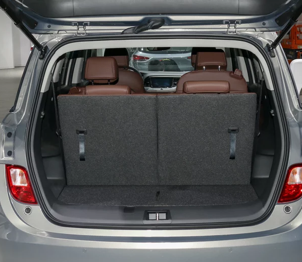 别克gl6,特别要说的是后备箱空间,比预期要大.