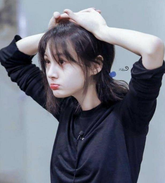 女明星嘟嘴:郑爽呆萌,鞠婧祎可爱,邓紫棋的学不来