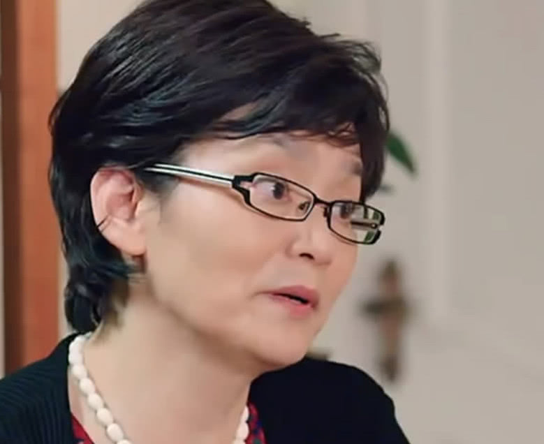 65岁潘虹逛超市被偶遇,膝下无儿女,突然宣布出家!