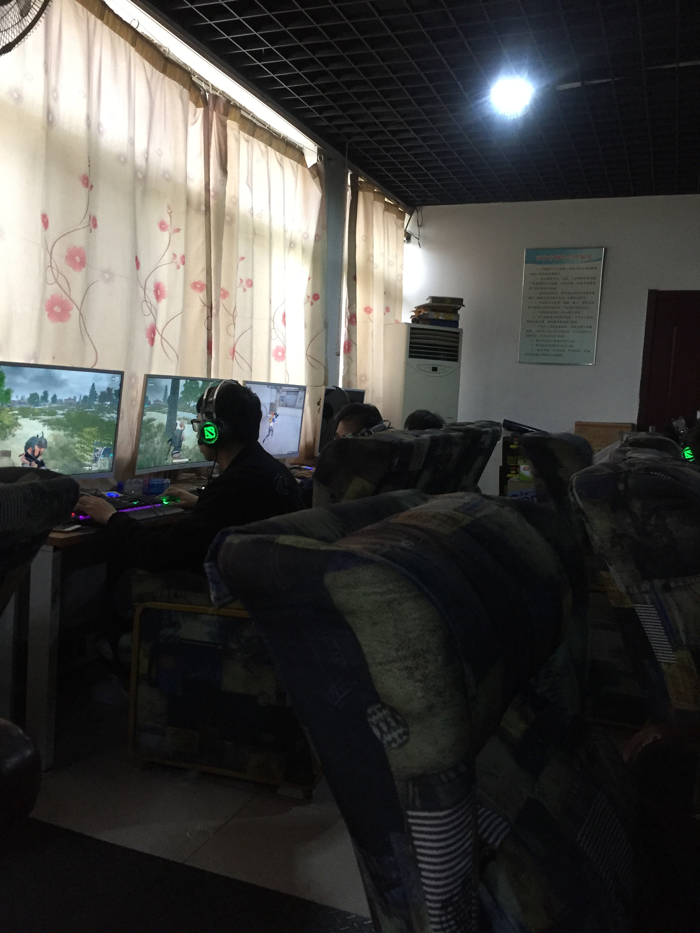 直击:在网吧与好友通宵,要准备这吃的喝的,只为晚上玩的更嗨