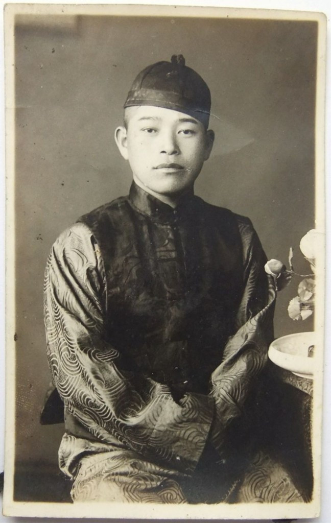 1930年,头戴瓜皮帽的男子