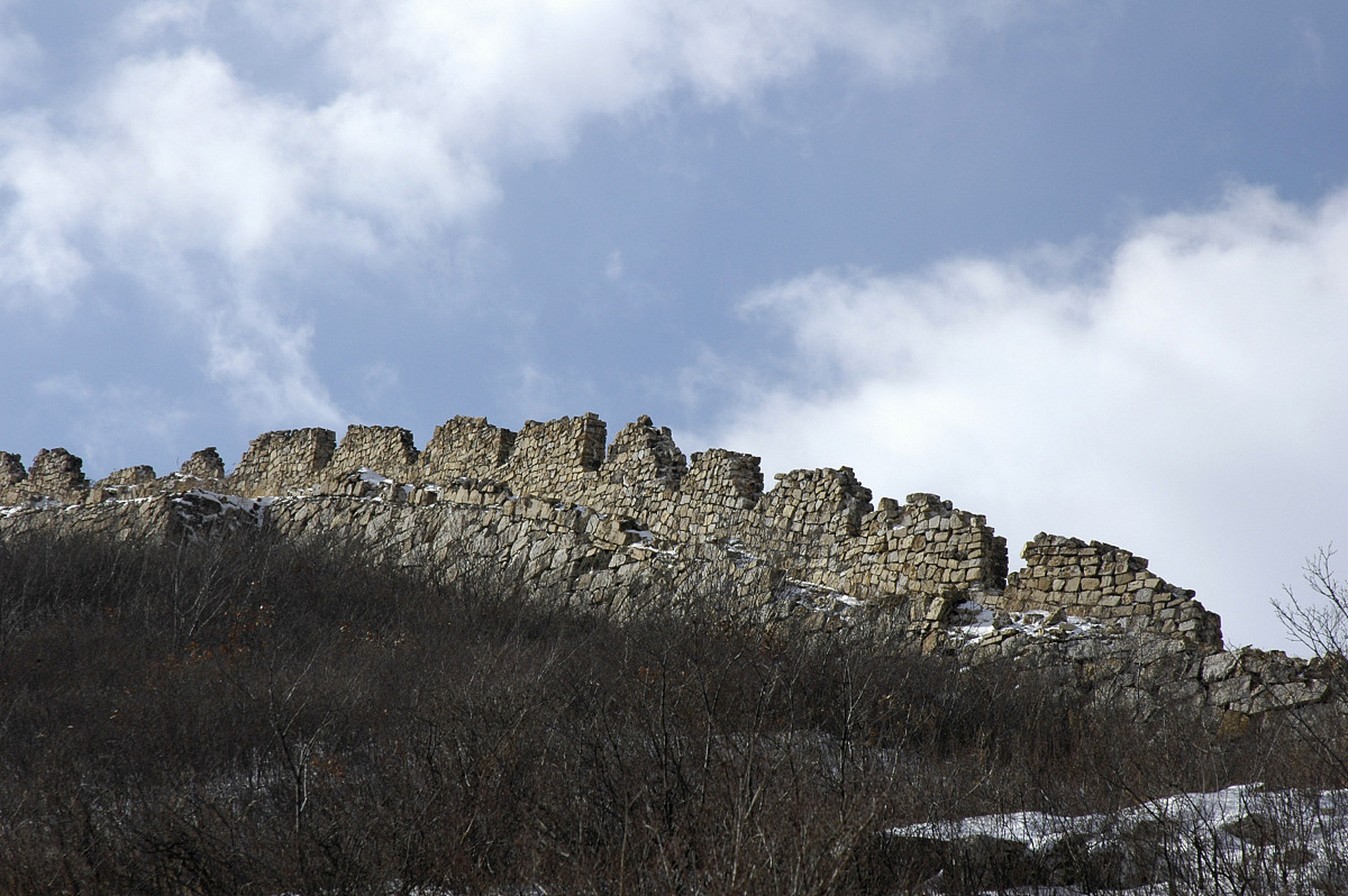 今天,我来给大家介绍一下方城县楚长城遗址.