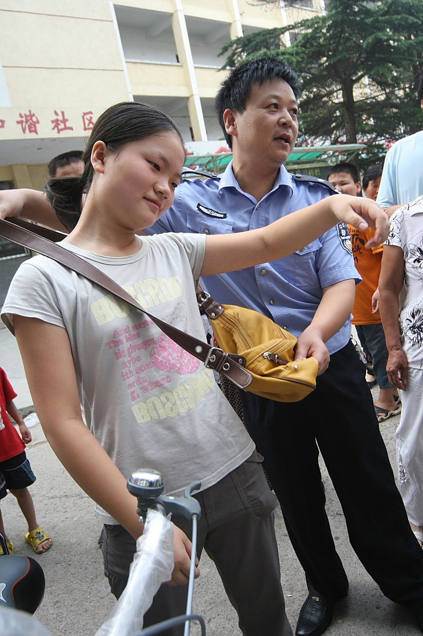 近日,浙江嘉兴,民警抓捕嫌疑人时,恰逢其送女儿上学