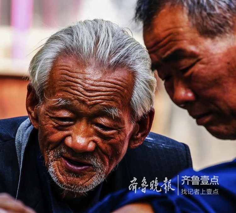 表情丰富的老人,历经风霜的脸庞