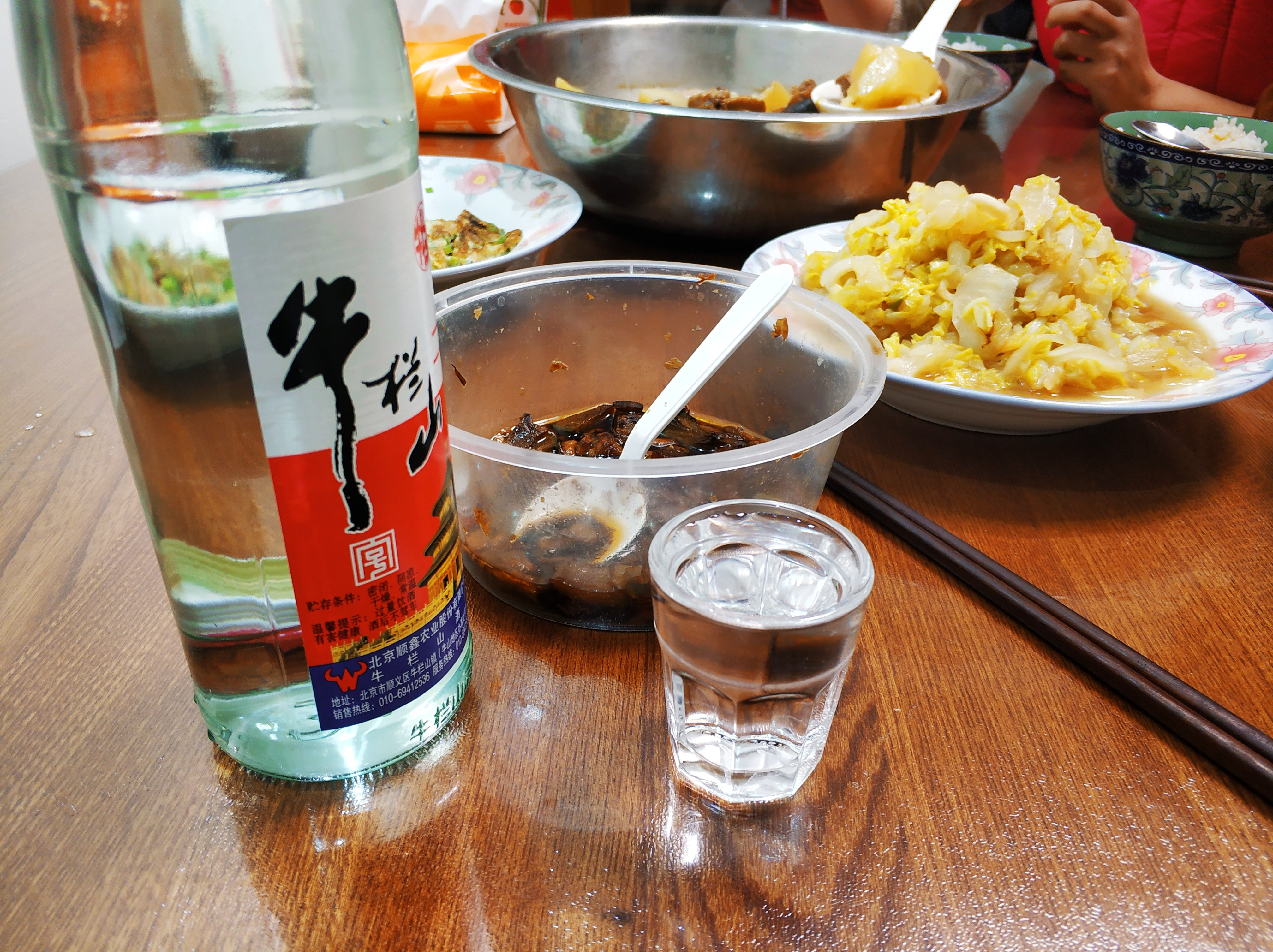 我家的晚饭:一盆鸡三个菜媳妇做的我最爱,半斤酒一碗饭吃的舒坦