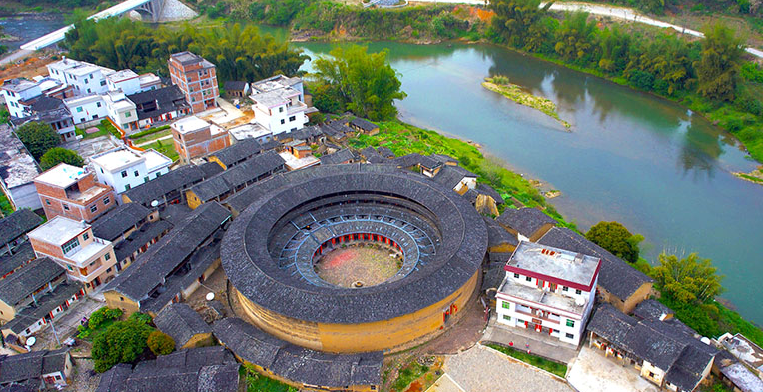 花萼楼位于大埔县大东镇联丰村,距县城有45公里,距今有近400年的历史