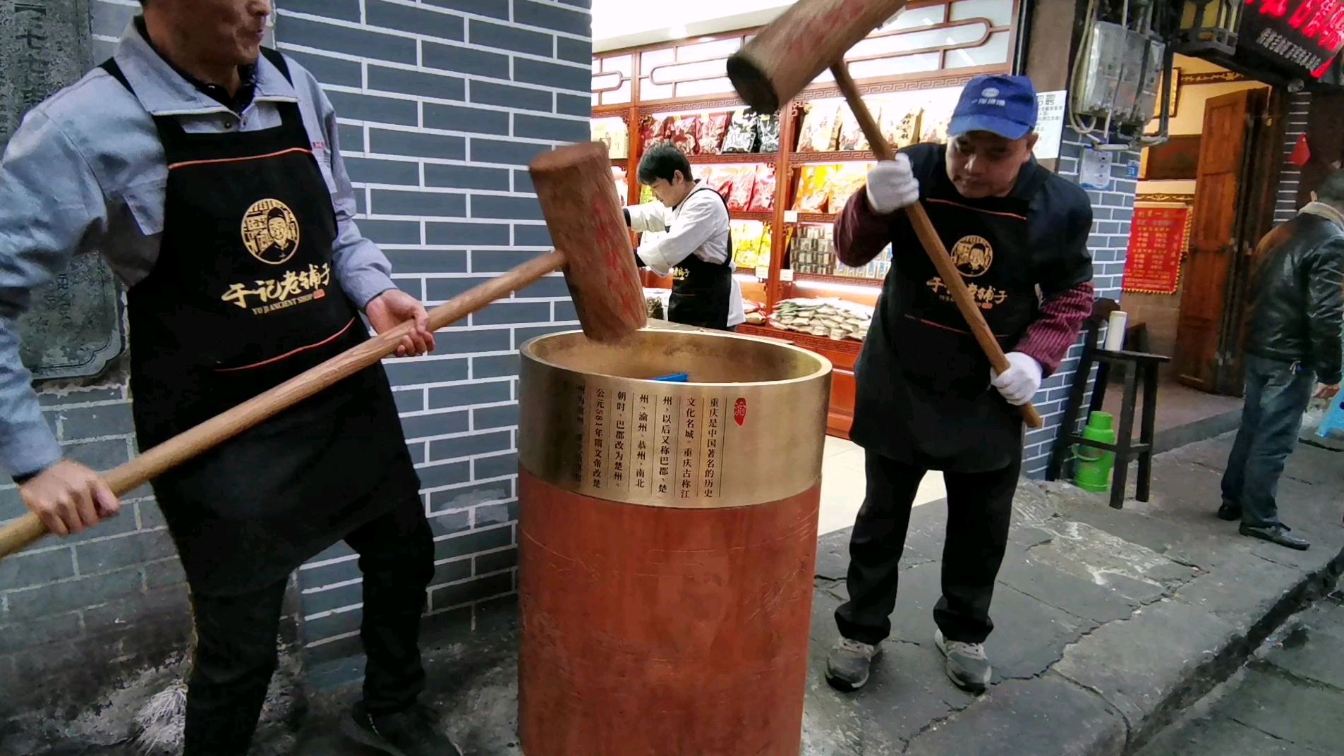 重庆磁器口网红特色小吃,现做红糖糍粑,引来众人围观