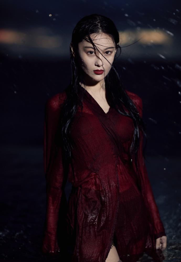 张馨予红衣水中写真照性感妖艳,网友:像凶杀案现场