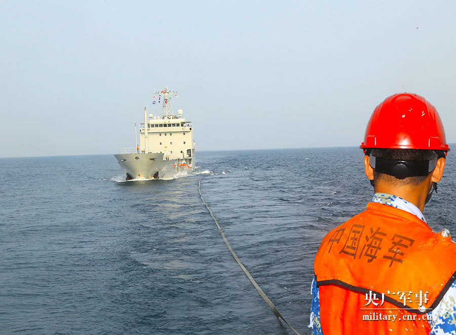 南部战区海军某勤务船大队组织多型舰艇海上训练