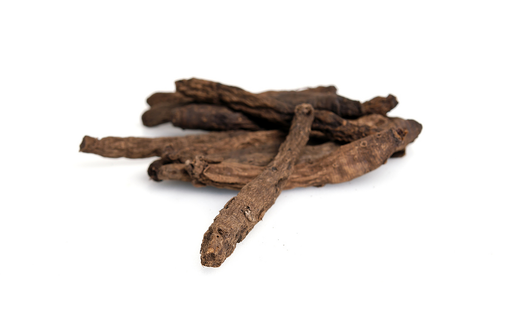 2017年厦门,药店老板岳先生在门前空地晒中药——生草乌,哪知被对面