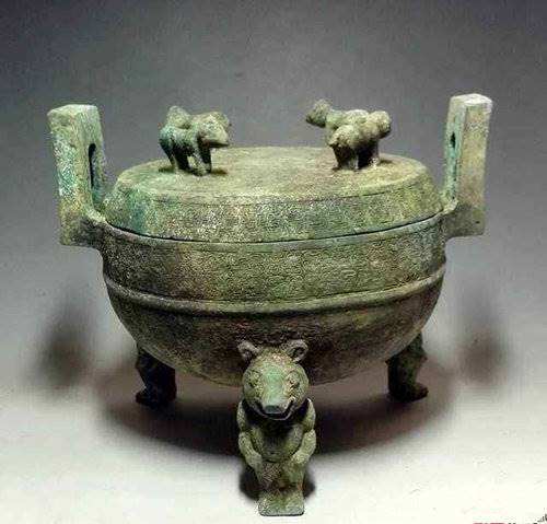 鼎分为两类:三足圆鼎和四足方鼎,而这两种中又有有盖和无该之差.