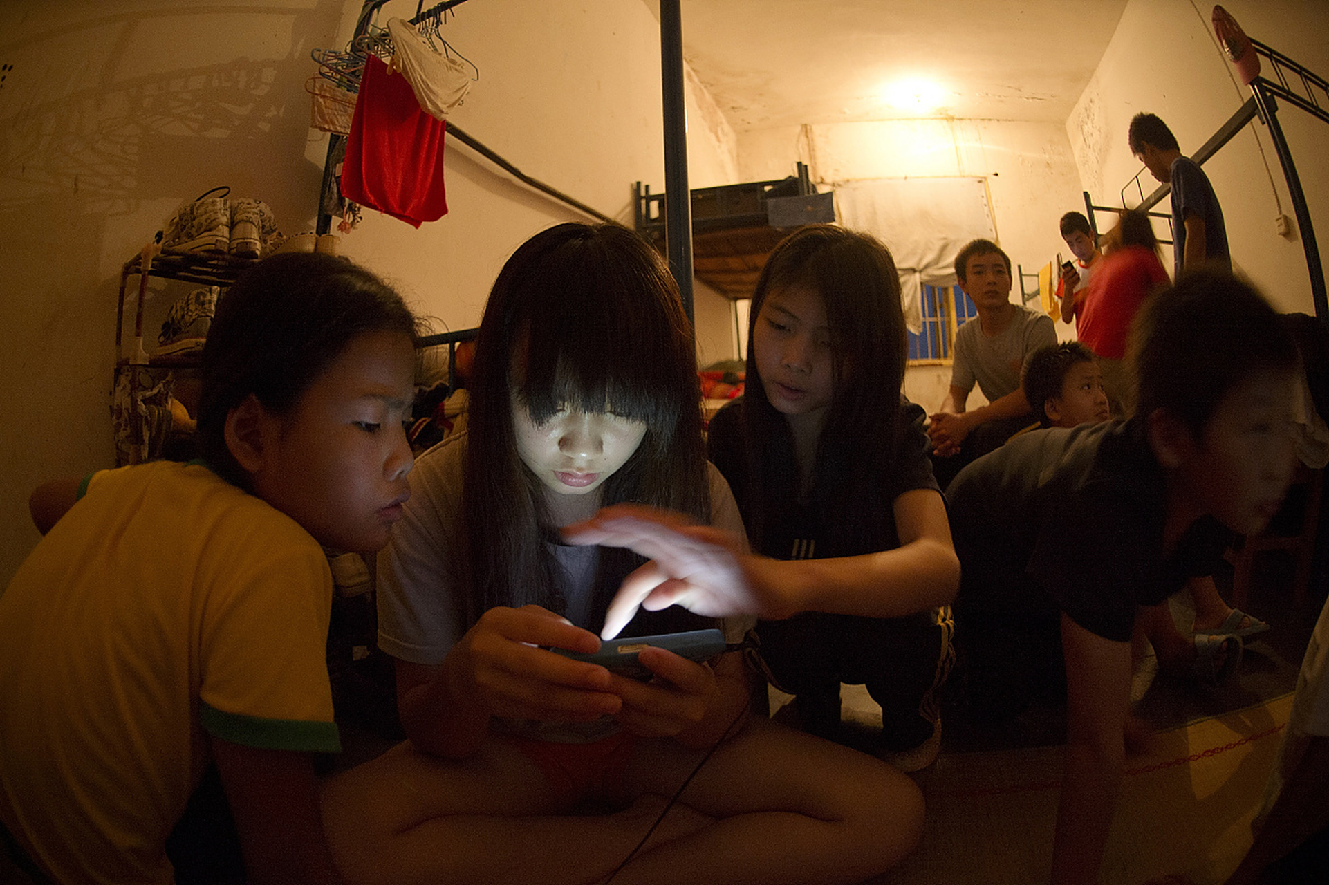 大学的时候,我和一位同学经常在宿舍看电影.