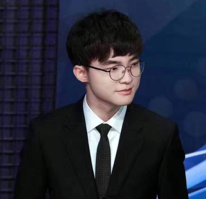 faker旧照被曝光,今非昔比,网友评论一个比一个狠!