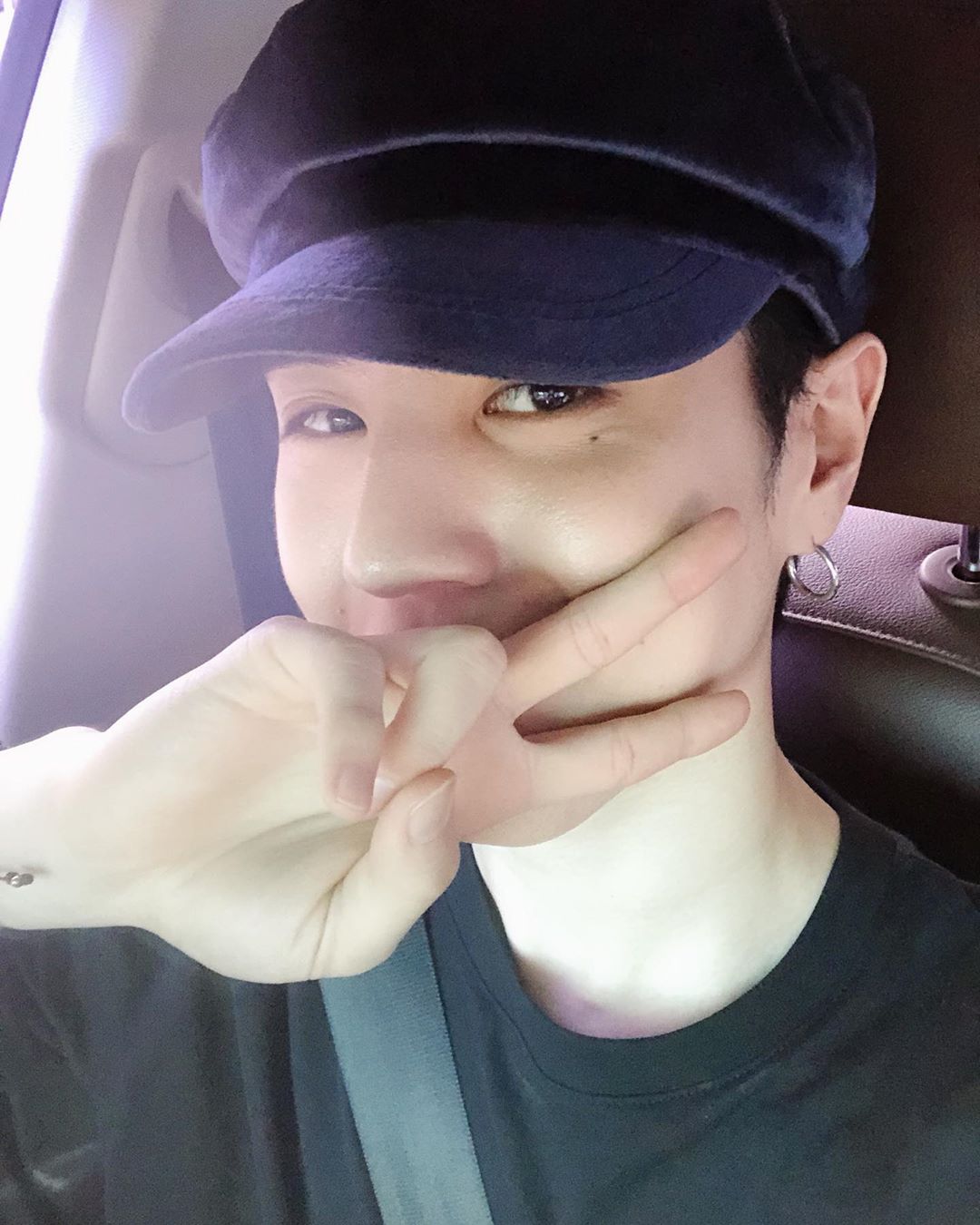 金有谦车内帅气自拍 像剥开刚煮熟的蛋一样白白嫩嫩