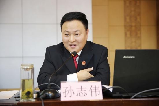 开封中院法官孙志伟为300多名新录用公务员讲座