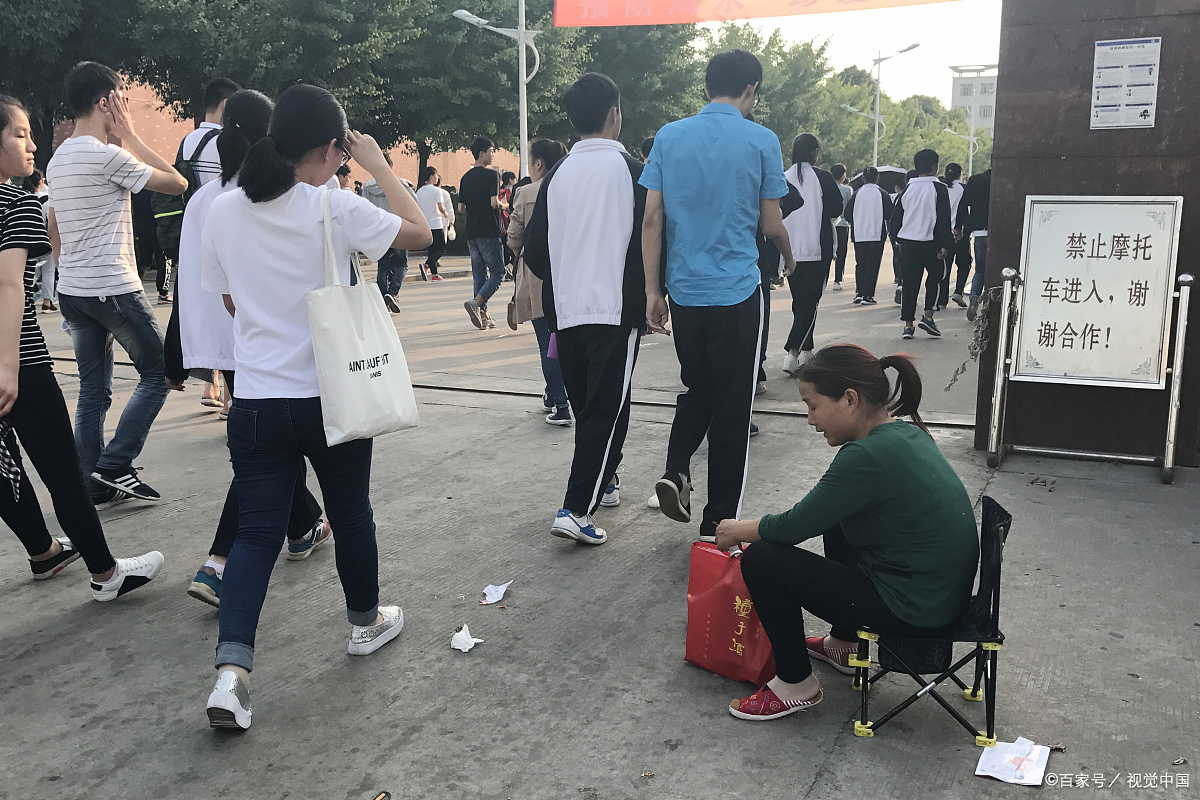 女子风尘仆仆赶着参加小孩的家长会