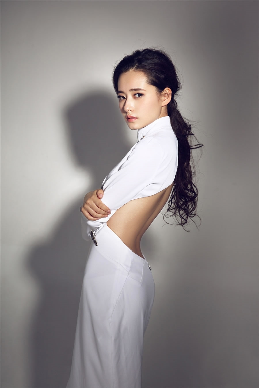 柴碧云:来自现代的美,后背空空很是吸睛,拿来做老婆如何?