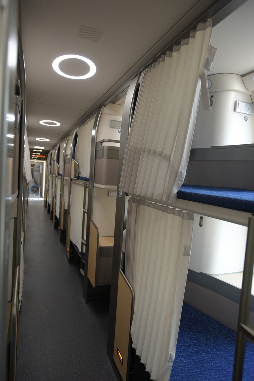 在最近的一则列车事件中,一名乘客因为年轻人在卧铺挂帘子,不让一名