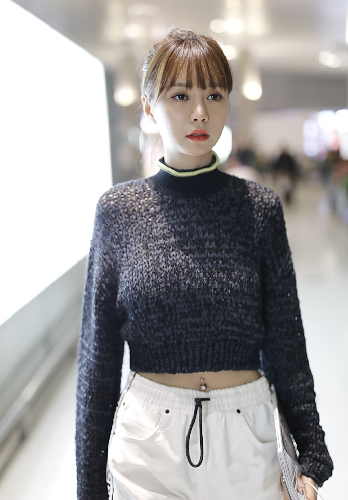 2019年4月8日,沈梦辰亮相上海机场,她身穿露脐短款毛衣小露蛮腰,梳着