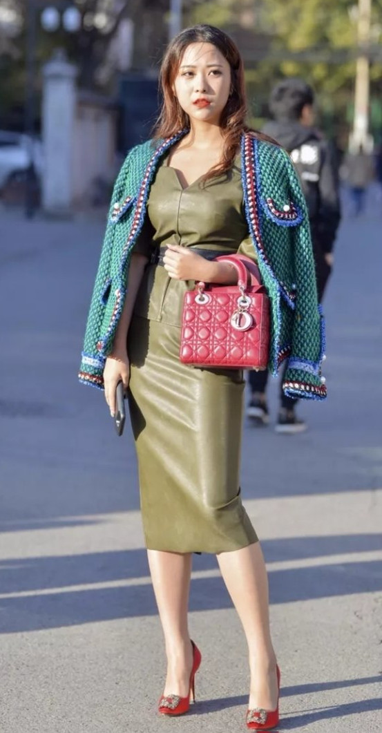 街拍:绿色紧身皮裙,加一件蓝色披风,女人的柔美体现的淋漓尽致