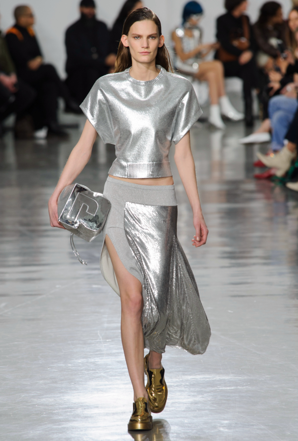 银色的上衣,搭配开叉半身包臀裙,银色的大包也是非常的时尚