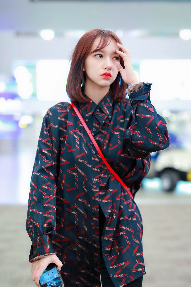 程潇街拍:hermes飘带印花衬衫高筒靴 甜美靓丽