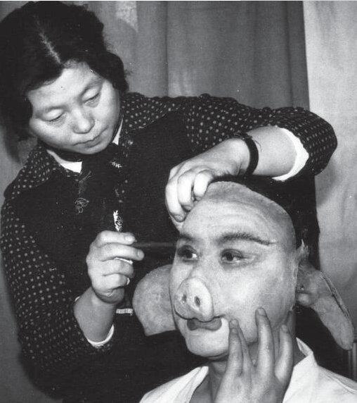 《西游记》老照片:图1唐僧紧靠着观音,图4化妆师给猪八戒化妆