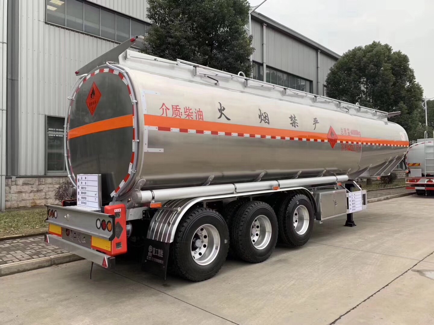 43方前锥形铝合金半挂油罐车横空出世,卸料更快更干净