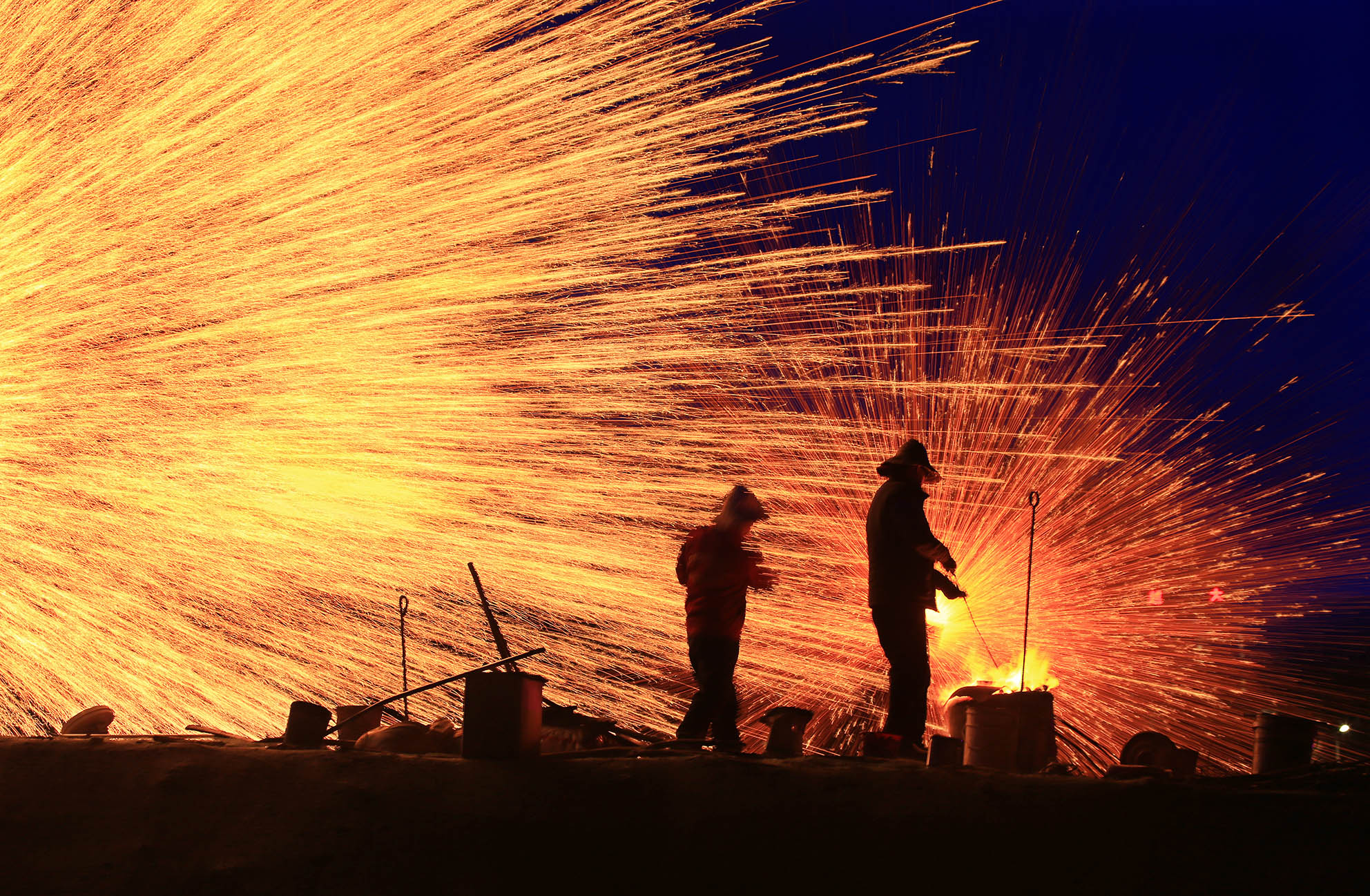民间绝活打铁花,成为晋豫年俗文化的视觉盛宴