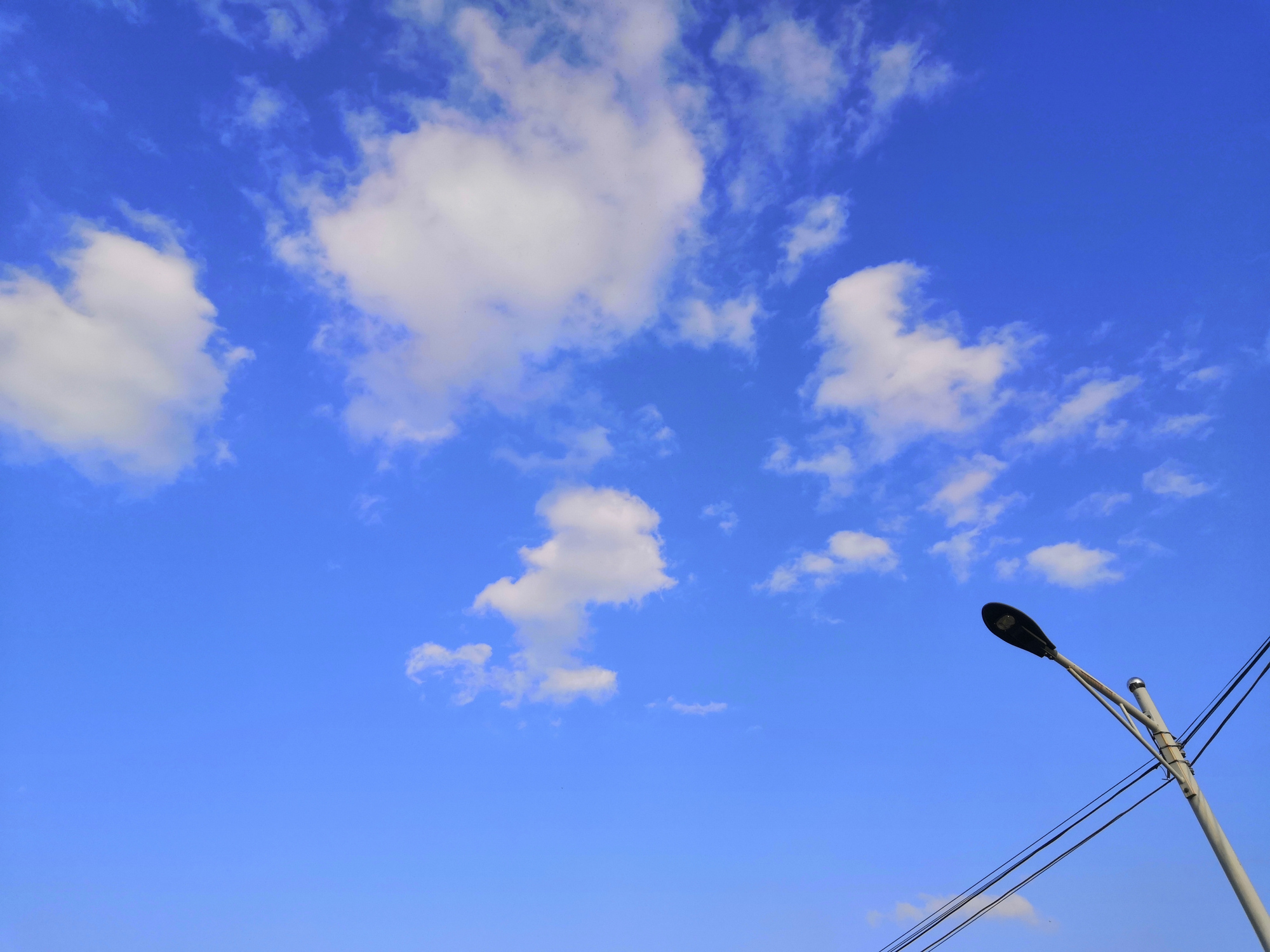 万里无云的朗朗晴天,让我对天空产生了无限遐想