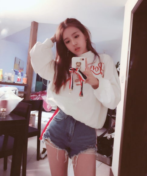 rita兑现承诺大胆晒照,白丝加泳装另类搭配,网友看的眼都移不开