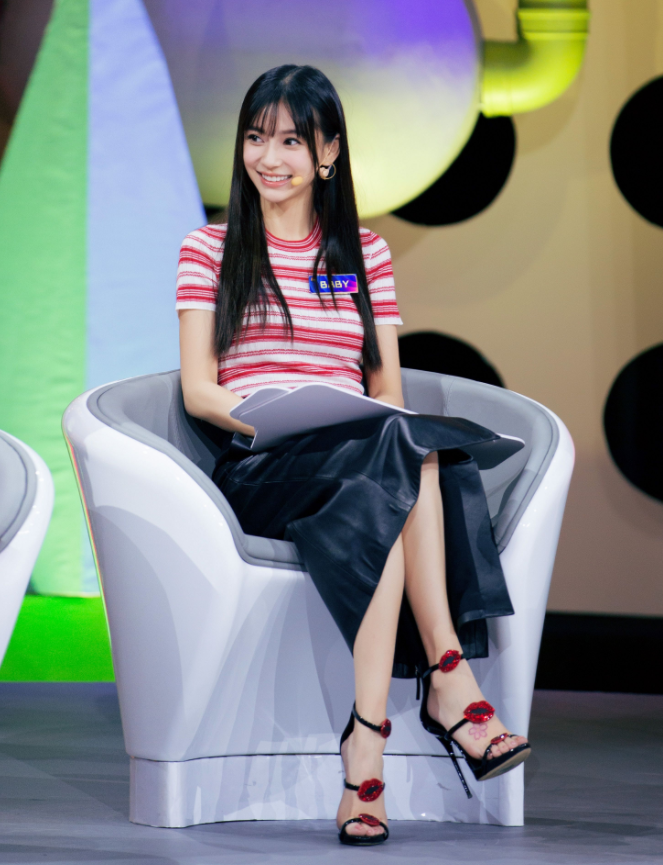 angelababy穿近6千的高跟鞋让脚受罪,网友直呼:看着都疼