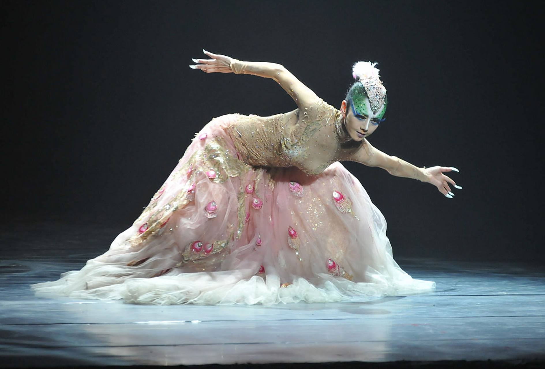 杨丽萍,中国著名舞蹈艺术家,以她的孔雀舞而闻名于世.