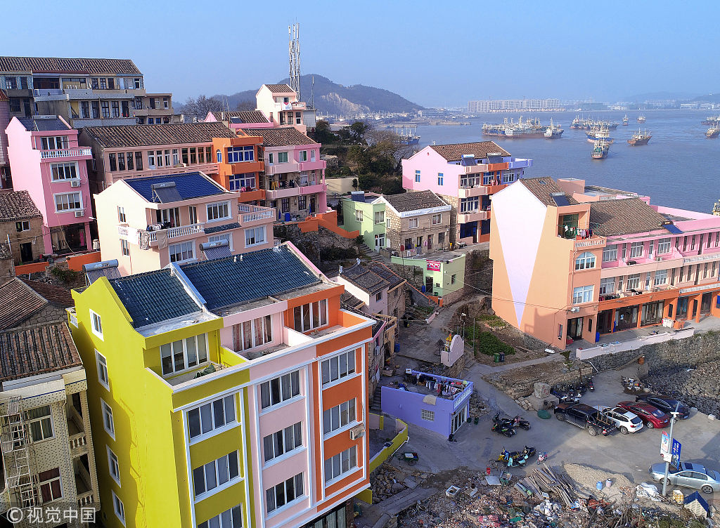 浙江温岭渔村华丽变身"七彩"小岛