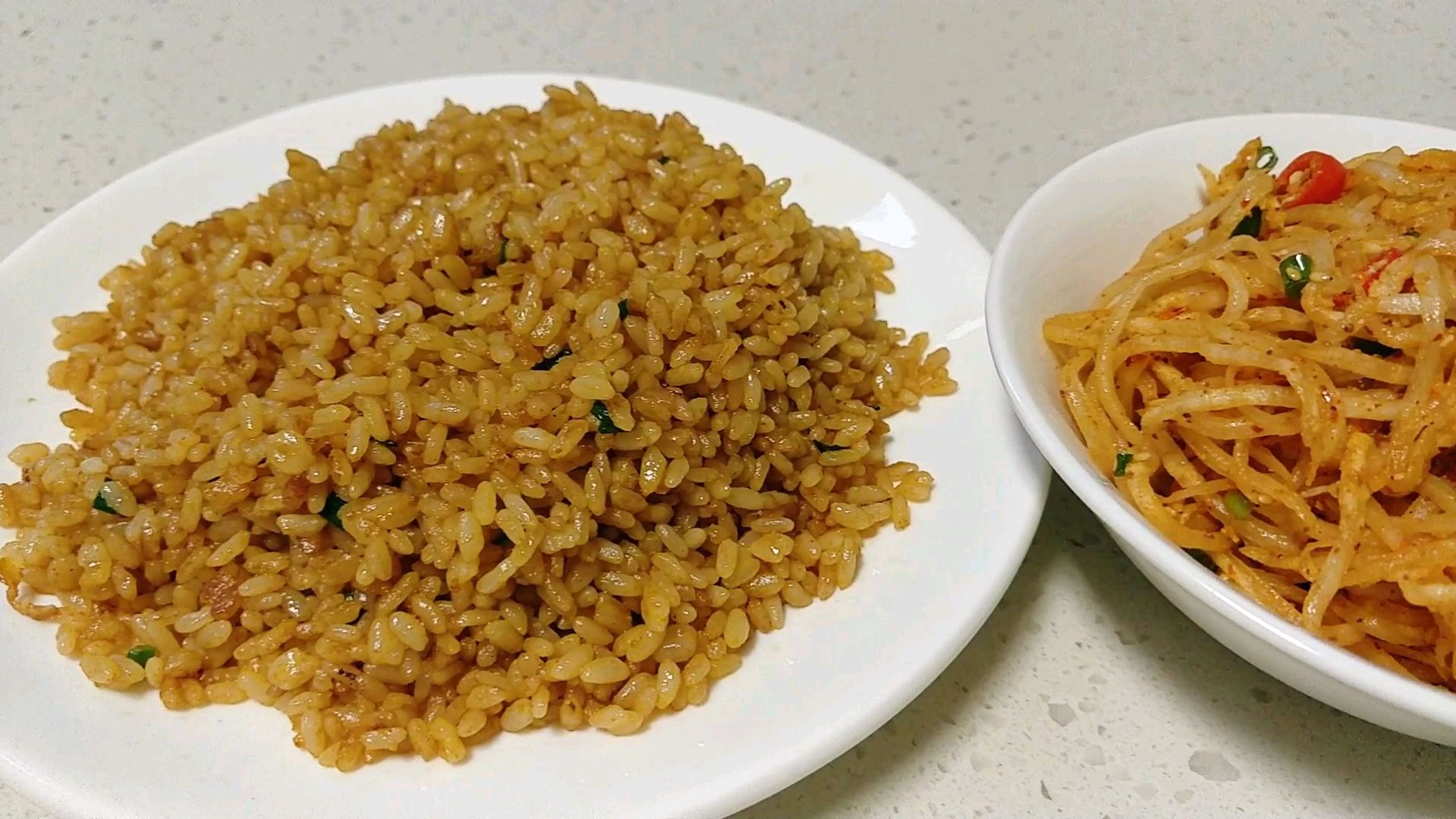 疫情严重,家里没菜了,媳妇做“酱油炒饭”配凉拌萝卜丝,真好吃