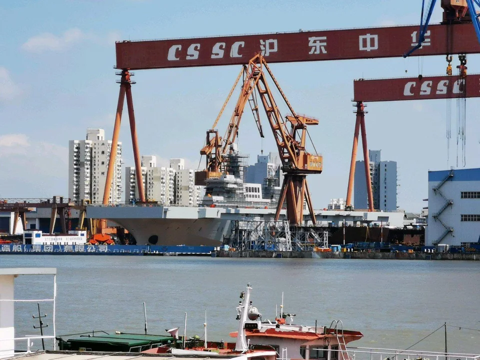 沪东船厂传来好消息!超3万吨巨舰刷漆完毕,海军饺子越下越大