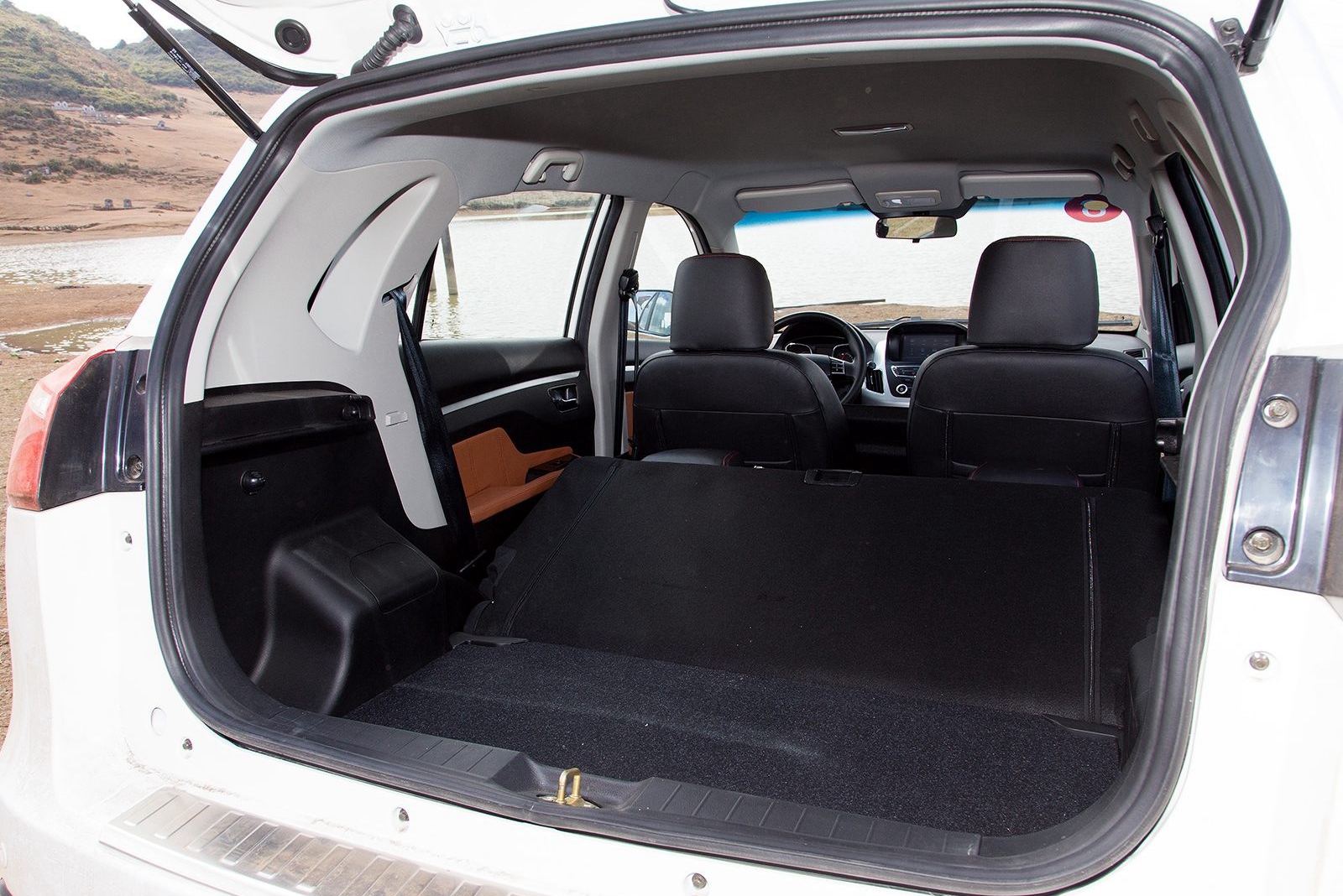 内饰还是很好看的,感觉看起来很有质感,上档次也很时尚,整体还是偏向