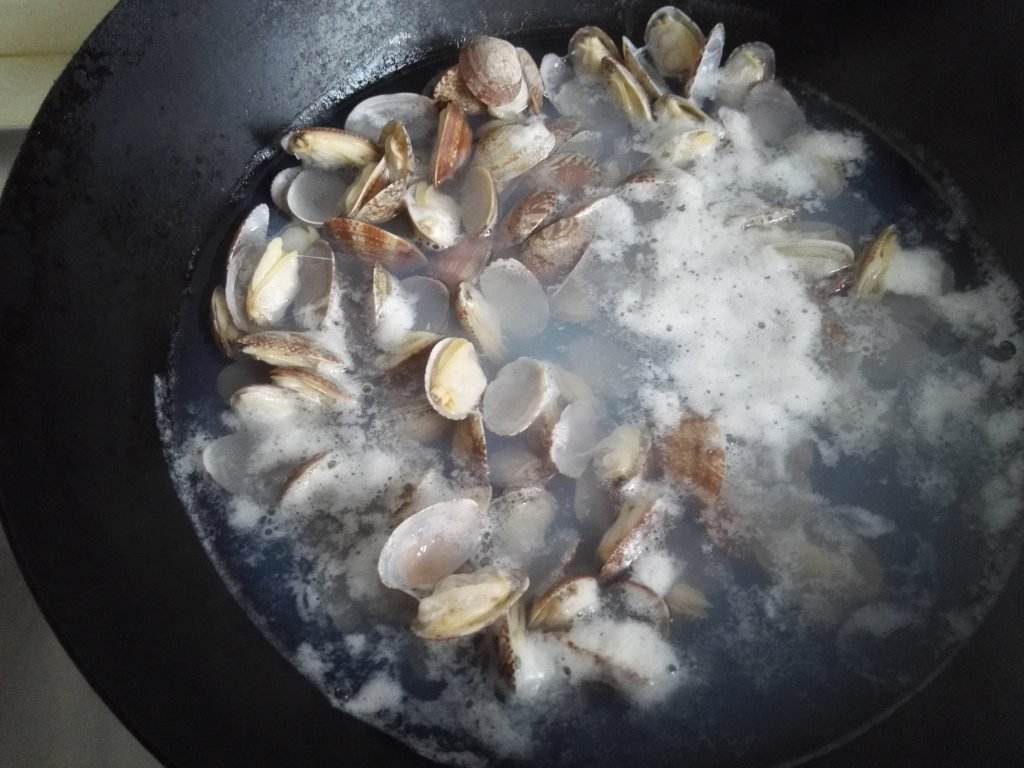 花甲焯水时,到底用冷水还是热水?10人8人都做错,难怪又老又柴